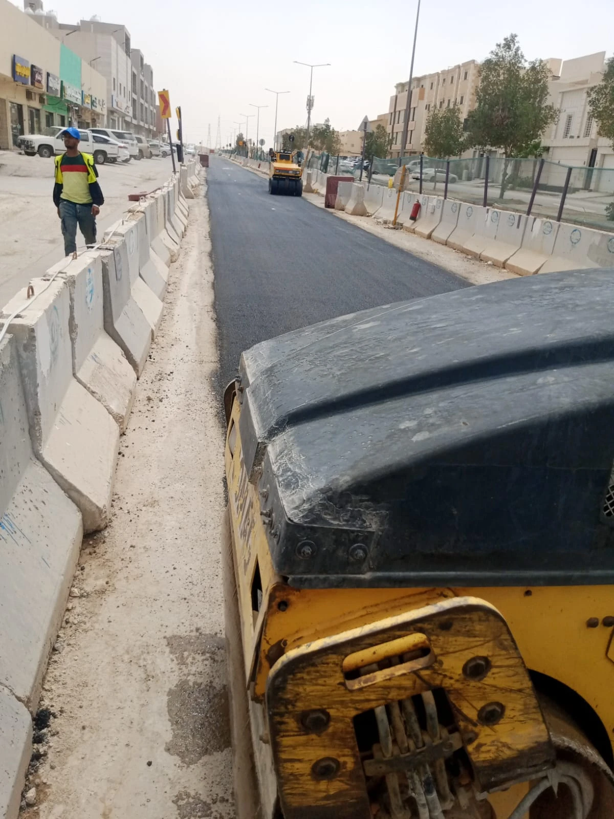 تنفيذ أعمال رصف وسفلتة الطرق بالرياض بمداحل هندسية